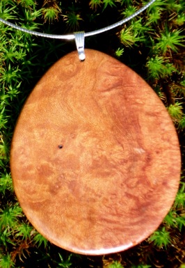 wooden-pendant-jewelry